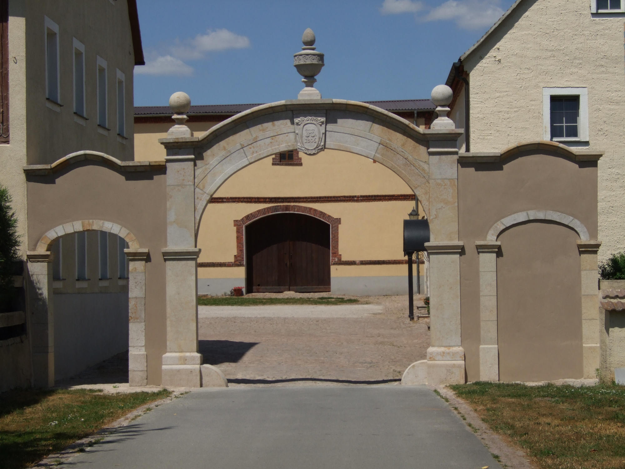 Restaurierung eines Torbogens in Wachtnitz fertig